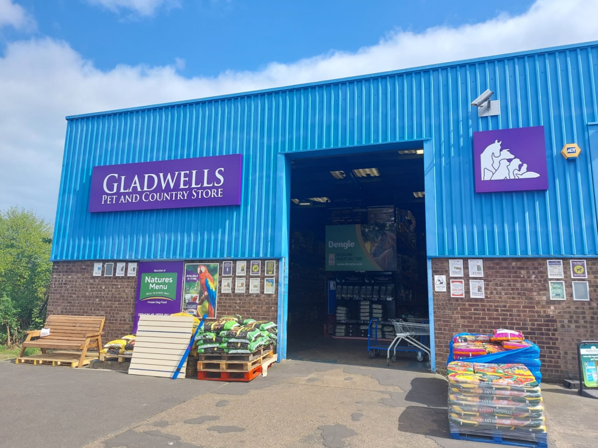 Gladwells Pet Country Store Rushden Pet food supplies